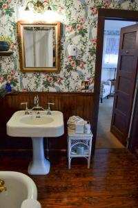 uma casa de banho com um lavatório e um espelho em Black Friar Inn and Pub em Bar Harbor