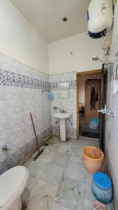 y baño con aseo y lavamanos. en 2nd Floor Bedroom Homestay, en Jalandhar
