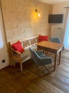 - un salon avec un banc et une table en bois dans l'établissement Bergromantik Apartments Fritzenlehen, à Berchtesgaden