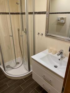 une salle de bain avec douche et lavabo dans l'établissement Bergromantik Apartments Fritzenlehen, à Berchtesgaden 30 autres photos