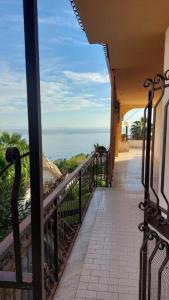 Balkón nebo terasa v ubytování Solemare Letojanni apartment + 36 fotografií