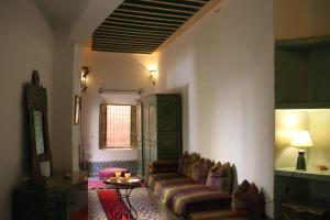 - un salon avec un canapé et une table dans l'établissement RIAD Redous, à Marrakech