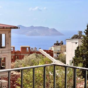 Blick auf das Meer von einer Stadt in der Unterkunft Derya'ca in Kaş