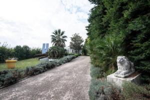 un león de piedra sentado en medio de una entrada en Modern House Ancient Pydna, en Kítros