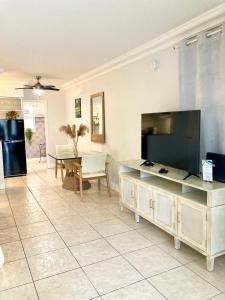 een woonkamer met een grote flatscreen-tv bij Beach Aqualina Apartments in Fort Lauderdale