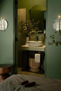 a bathroom with a sink and a mirror at Casa España in Guadalajara
