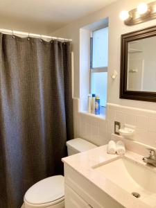 uma casa de banho com um WC e um lavatório em Beach Aqualina Apartments em Fort Lauderdale