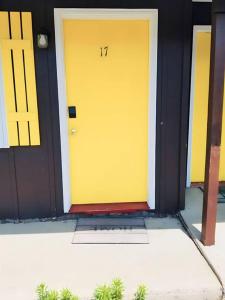 een gele deur met het nummer erop bij #17 Snooze in Wisconsin Rapids