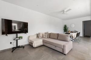 a living room with a couch and a flat screen tv at Bombonera 2 Jacuzzi in Catadau
