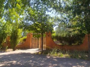 烏斯帕亞塔的住宿－Posada Uspallata，前面有棵树的橙色围栏