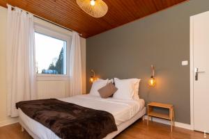 Schlafzimmer mit einem großen Bett und einem Fenster in der Unterkunft la grande cabane du Blanc Ruxel in Xonrupt-Longemer