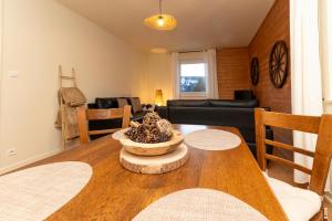 ein Wohnzimmer mit einem Tisch und einem Sofa in der Unterkunft la grande cabane du Blanc Ruxel in Xonrupt-Longemer