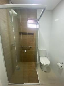 uma casa de banho com um chuveiro e um WC. em Residencial Mariano 5 em Florianópolis