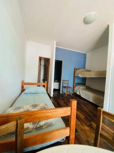 - une chambre avec 2 lits et des lits superposés dans l'établissement Daymán Apart Hotel, à Termas del Daymán