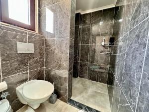 ein Badezimmer mit Toilette und Dusche in der Unterkunft Derya'ca in Kaş