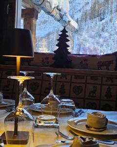 クールマイヨールにあるHotel Miravalleのテーブル(皿、メガネ付)、クリスマス窓