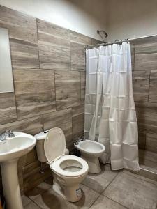 un baño con inodoro y lavabo en Cabañas Entre Lagos San Rafael, en San Rafael