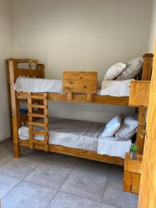 Cama o camas de una habitación en Cabañas Entre Lagos San Rafael