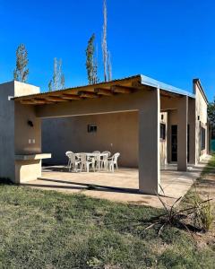 Un patio con una mesa y sillas. en Cabañas Entre Lagos San Rafael, en San Rafael