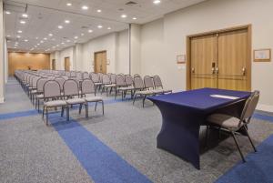 una sala de conferencias con una mesa larga y sillas en Hilton Garden Inn São José do Rio Preto, en São José do Rio Preto