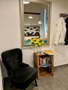 a black chair in a room with a mirror at Bonito apartamento en zona centrica de Barcelona in Barcelona
