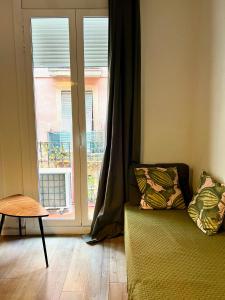 a living room with a couch and a window at Bonito apartamento en zona centrica de Barcelona in Barcelona