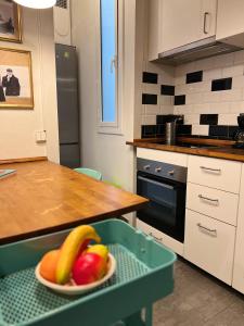a bowl of fruit on a table in a kitchen at Bonito apartamento en zona centrica de Barcelona in Barcelona