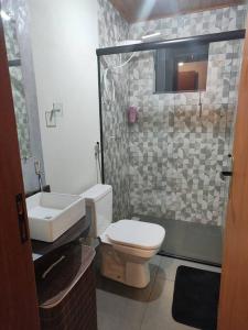 A bathroom at Chalé Vista pra Lombada
