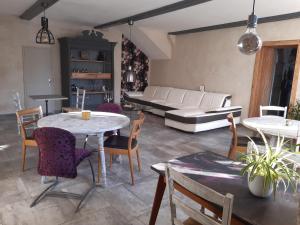 Manoir Saint-Pardoux 63680 في لا تور - داوفيرني: غرفة معيشة مع طاولتين وأريكة