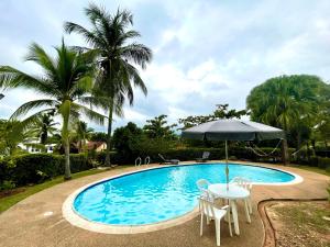メルガルにあるEspectacular CASA FINCA con piscina, WiFi Y AAのテーブルとパラソルのあるプール