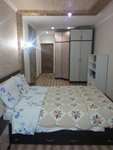 1 dormitorio con 1 cama grande en una habitación en Apartment in the 7th Microdistrict en Bishkek
