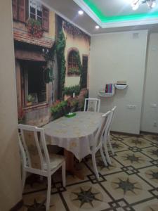 comedor con mesa, sillas y chimenea en Apartment in the 7th Microdistrict, en Bishkek