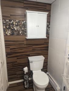 baño con aseo blanco y armario en Spacious Pawtuckaway Getaway, en Nottingham