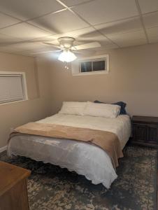 Uma cama ou camas num quarto em Spacious Pawtuckaway Getaway