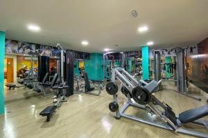 einen Fitnessraum mit mehreren Laufbändern in einem Zimmer in der Unterkunft Nobile, espaçoso e central. Com garagem! in Brasilia