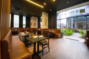 a restaurant with tables and chairs and a large window at Nobile, espaçoso e central. Com garagem! in Brasilia