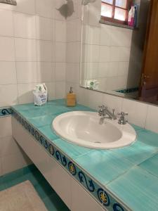 ein Bad mit einem Waschbecken und einem Spiegel in der Unterkunft Il Fico Storto in Pollena Trocchia