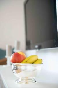 a bowl of fruit on a counter with apples and bananas at Wohnung am CentrO! in Oberhausen