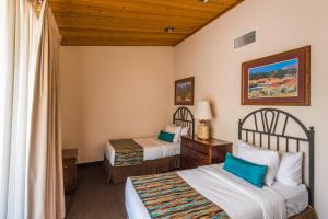 um quarto de hotel com duas camas e uma janela em Arroyo Roble Resort at Oak Creek em Sedona