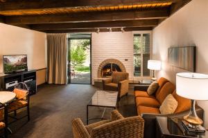 Arroyo Roble Resort at Oak Creek في سيدونا: غرفة معيشة مع أريكة ومدفأة