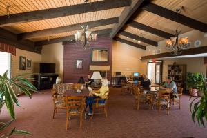 Arroyo Roble Resort at Oak Creek في سيدونا: مجموعة من الناس يجلسون على الطاولات في المطعم