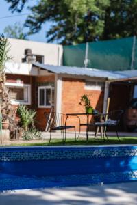 Casa con mesa y patio con piscina en Complejo Lagrange en Córdoba