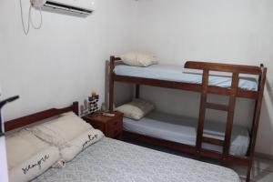 Un dormitorio con dos literas y una cama. en Casa El Sueño, en Ituzaingó
