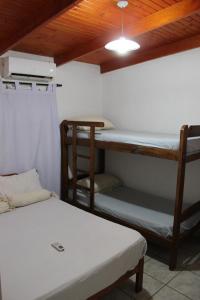 una habitación con dos literas y una silla en Casa El Sueño, en Ituzaingó