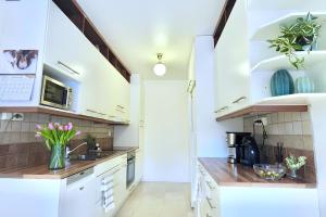 Ett kök eller pentry på Cozy 93m² Townhouse with Large Terrace & Sauna