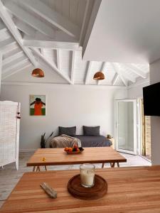 a living room with a table and a couch at Aloha pinot Patagonia in San Martín de los Andes