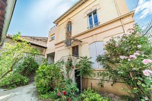 a building with flowers and plants in front of it at Magnifique Rooftop 4 personnes, proche Part-Dieu in Villeurbanne