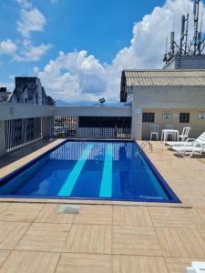 a large swimming pool on top of a building at Flat Palladium São Vicente in São Vicente