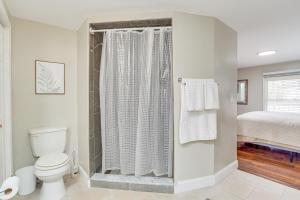 Bathroom sa Pet-Friendly Lakefront Home 14 Mi to UGA!