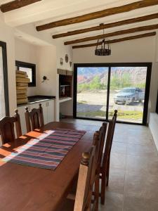 cocina y comedor con mesa y sillas en Möller Masi en Purmamarca